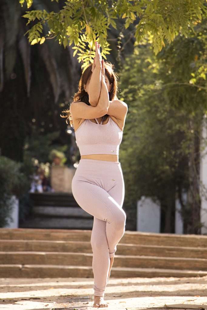 Postura asana Priya Sugandh Profesora certificada Yoga Alliance