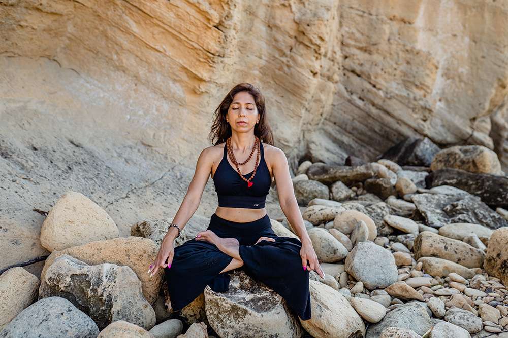  Imagen evocadora de una persona en reflexión profunda, simbolizando cómo los mantras revelan la naturaleza de la mente y facilitan la trascendencia de patrones limitantes.