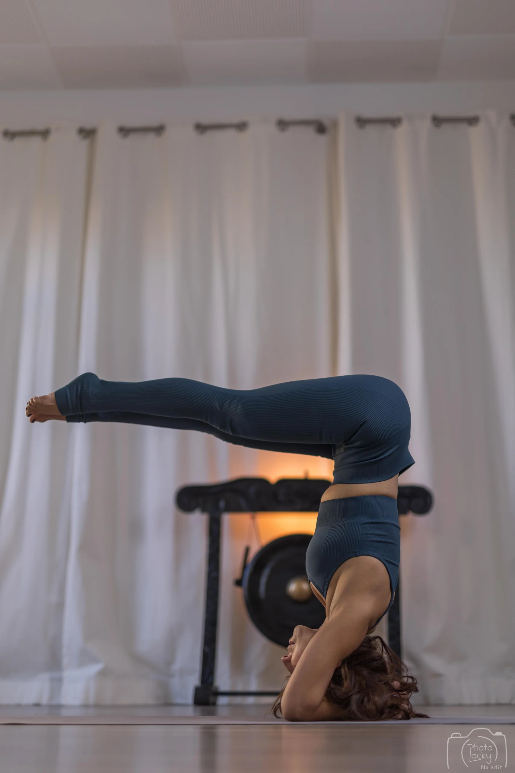 yoga postura Pincha Mayurasana asana Maestra Priya Sugandh yoga asana clases y formaciones 200h online yoga hatha vinyasa escuela Yoga Alliance Oficial