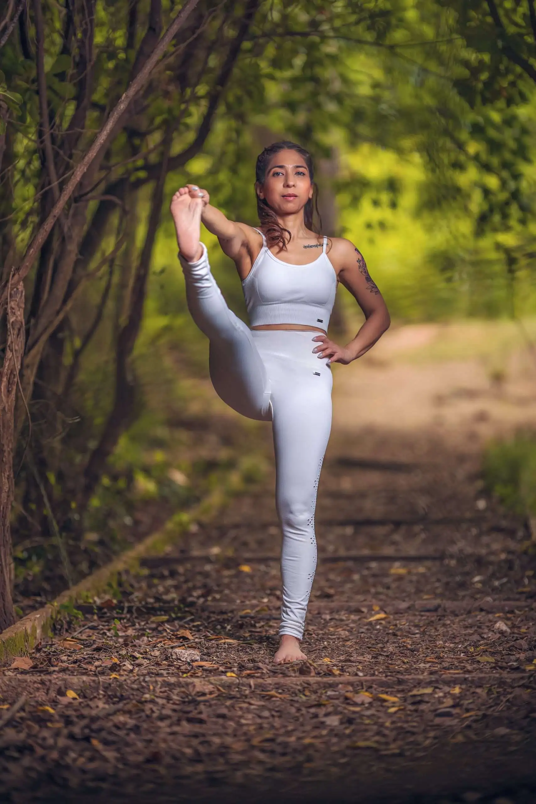 yoga asana pose de pie Maestra Priya Sugandh clases y formaciones 200h online yoga hatha vinyasa escuela Yoga Alliance Oficial