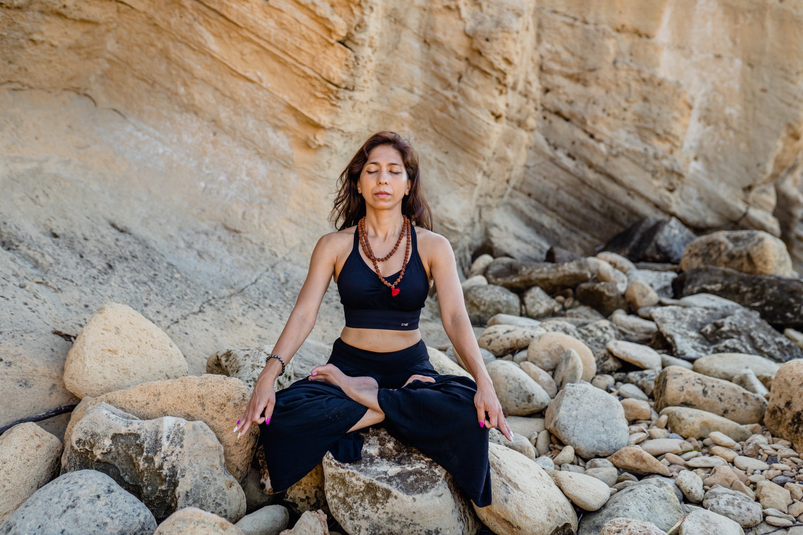 Meditacion Técnicas de respiración pranayama Maestra Priya Sugandh yoga asana clases y formaciones 200h online yoga hatha vinyasa escuela Yoga Alliance Oficial en horizontal
