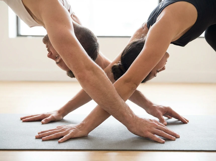 Detalle de la colocación correcta de las manos y los brazos en Adho Mukha Svanasana, mostrando la rotación externa de hombros y la presión de los dedos índice y pulgar.