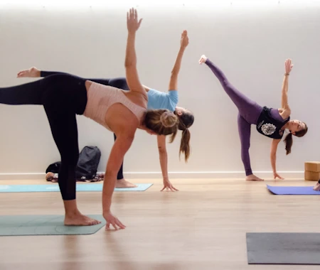 clase de yoga presencial2 - contenido ofrecido por Formación de Yoga 200 horas Escuela Yoga Alliance Oficial formacion 200 horas