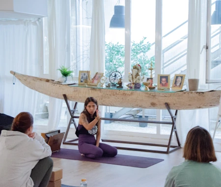 clase de yoga presencial3 - contenido ofrecido por Formación de Yoga 200 horas Escuela Yoga Alliance Oficial formacion 200 horas