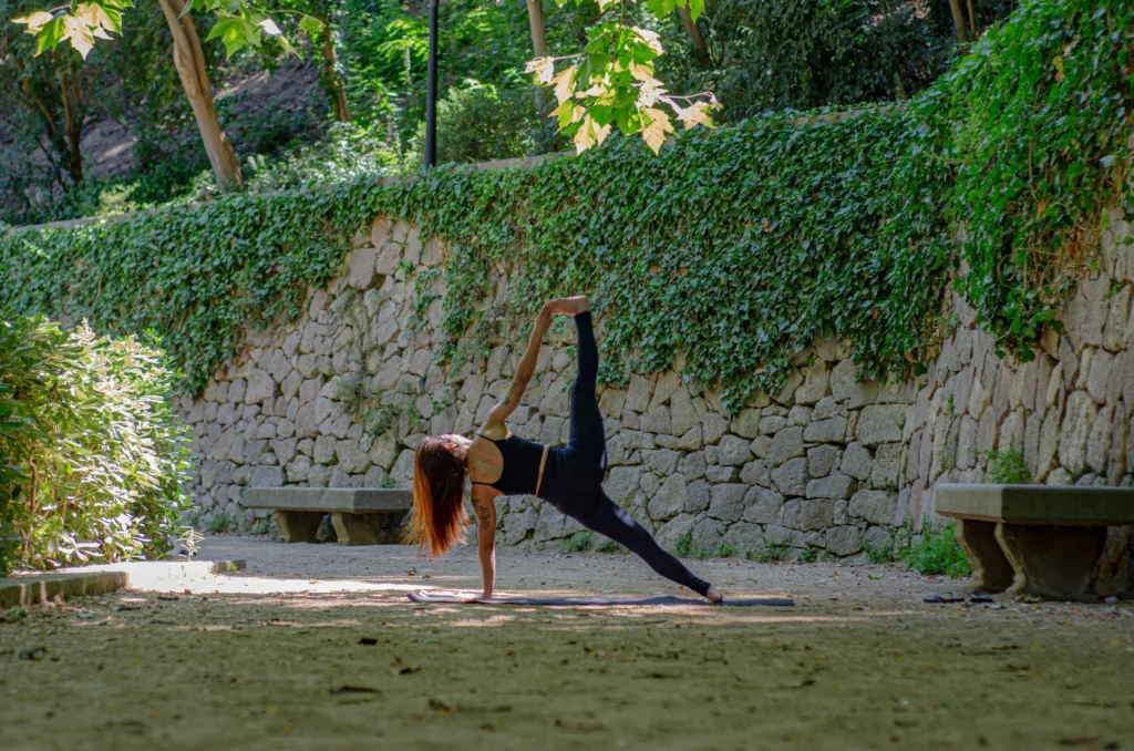 Maestra Priya Sugandh yoga postura Vasisthasana asana clases y formaciones 200h online yoga hatha vinyasa escuela Yoga Alliance Oficial