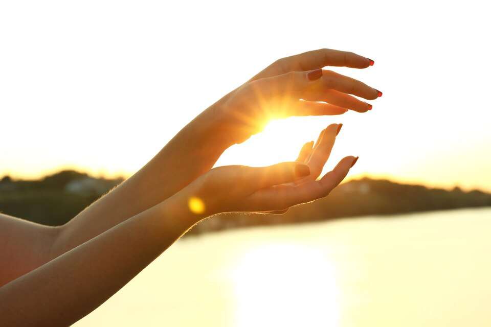 Clases de yoga vinyasa en barcelona y online con Priya Sugandh